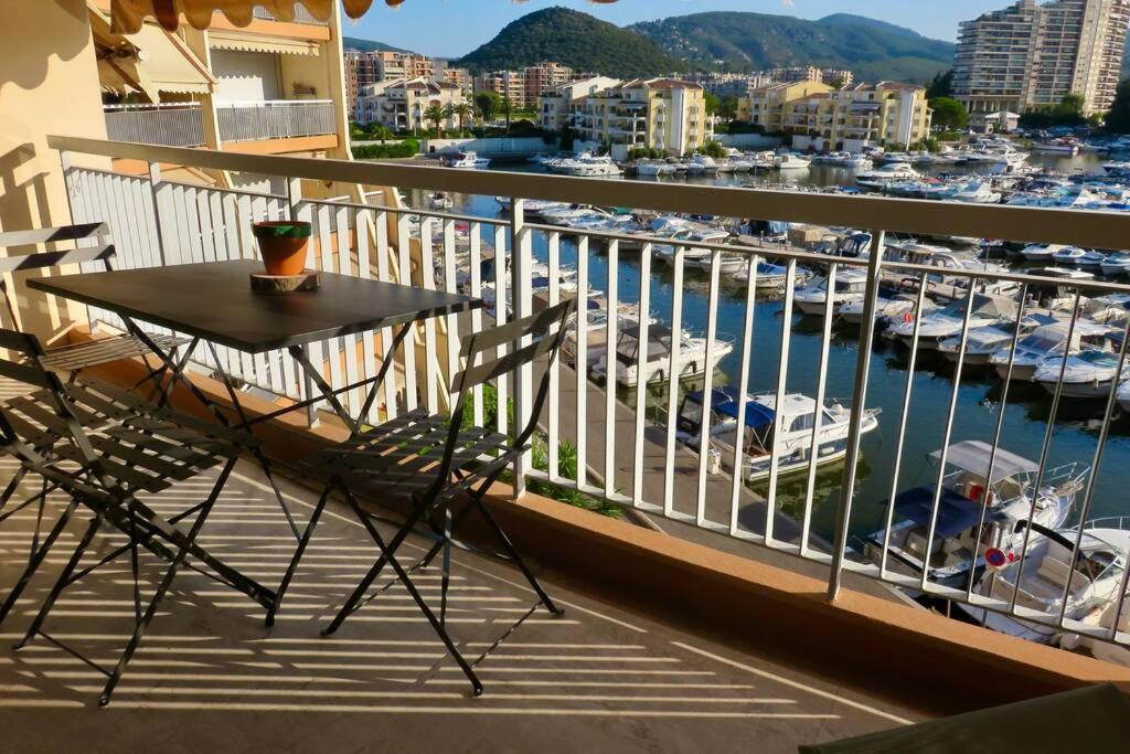 Appartement Lumineux 6 Places Avec Vue Sur Marina Mandelieu La Napoule Luaran gambar
