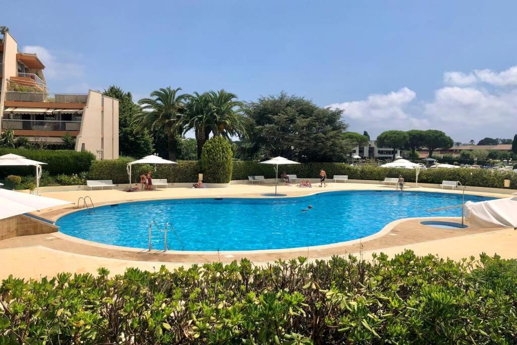 Appartement Lumineux 6 Places Avec Vue Sur Marina Mandelieu La Napoule Luaran gambar
