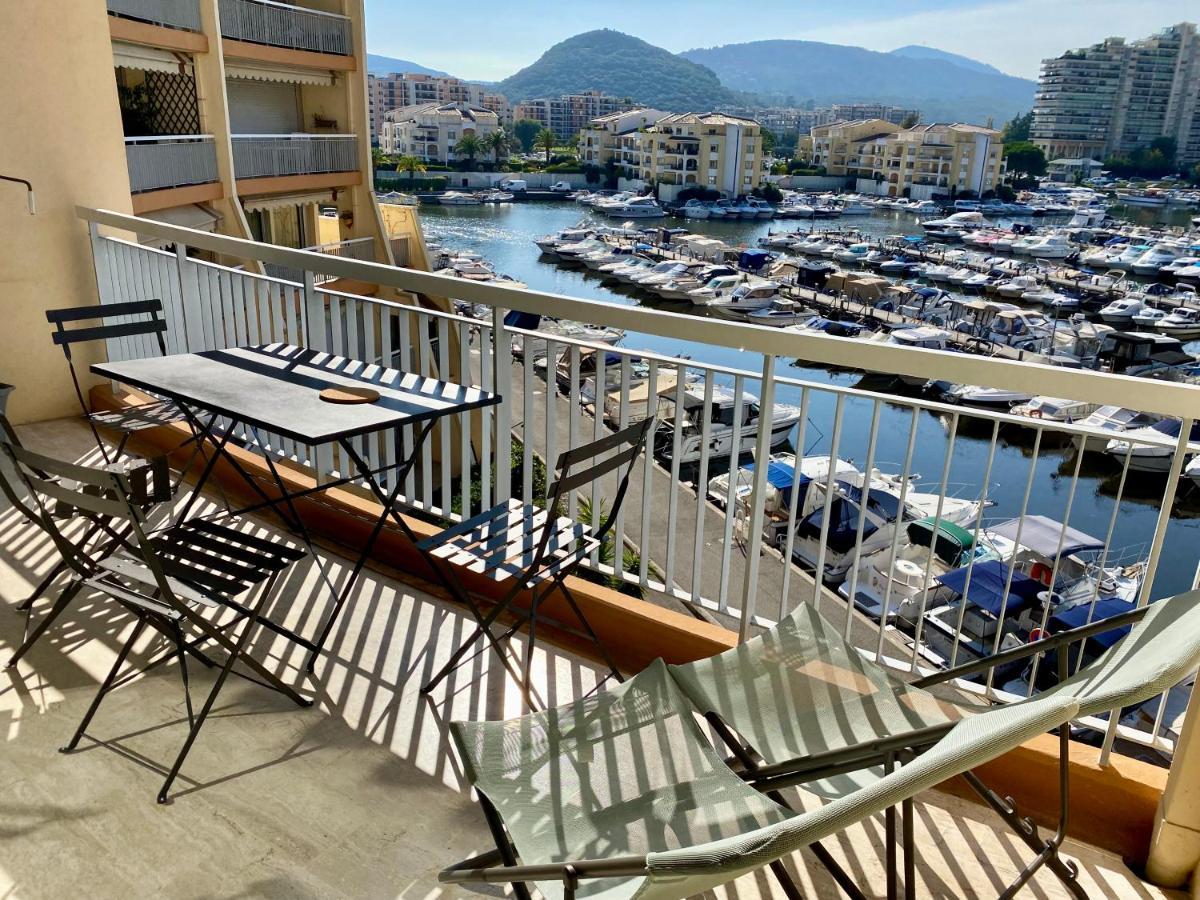 Appartement Lumineux 6 Places Avec Vue Sur Marina Mandelieu La Napoule Luaran gambar